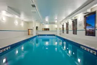 Holiday Inn CONFERENCE CTR EDMONTON SOUTH by IHG - piscina