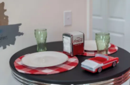 Bristol’s Doo-Wop Den – A 1950s-Themed Retreat with a Modern Twist โรงแรมในบริสตอล