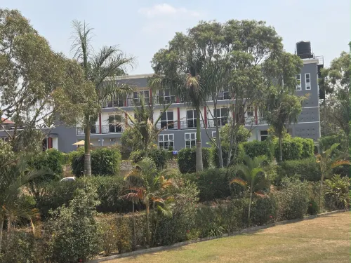 Peak Hotel Hotels in Igara