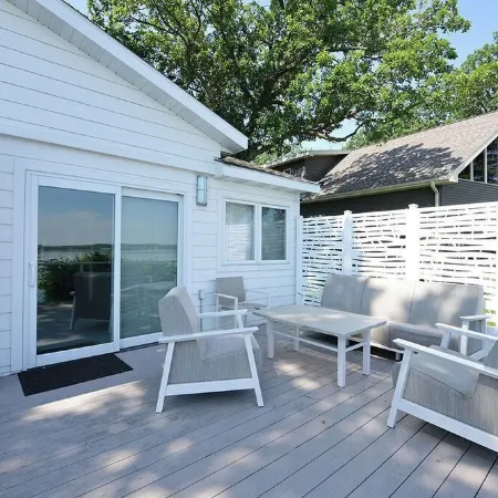Stylish 4-bedroom cabin with AC, WiFi & boat rental available!