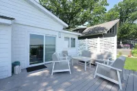 Stylish 4-bedroom cabin with AC, WiFi & boat rental available!