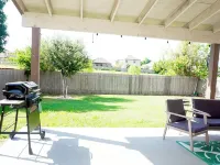 Charming 3-bedroom 6 beds. 2.5 bath. Pools access house with WiFi and AC in Kyle Hotels in Kyle