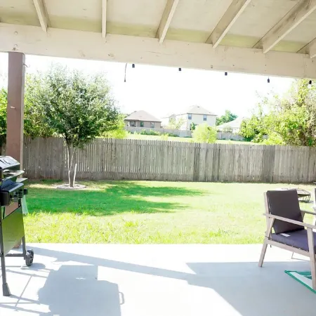 Charming 3-bedroom 6 beds. 2.5 bath. Pools access house with WiFi and AC in Kyle