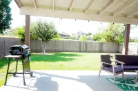 Charming 3-bedroom 6 beds. 2.5 bath. Pools access house with WiFi and AC in Kyle