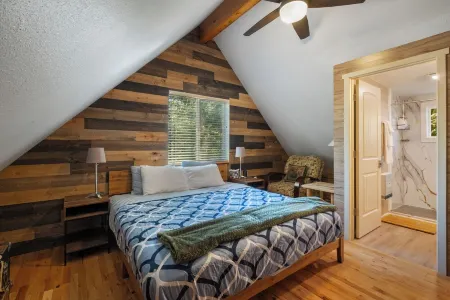 Riverfront Cabin w/Views-Hot Tub,AC,Pets