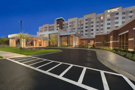 Embassy Suites by Hilton Chicago Naperville Отели рядом с достопримечательностью «Нейпер Сетлемент»