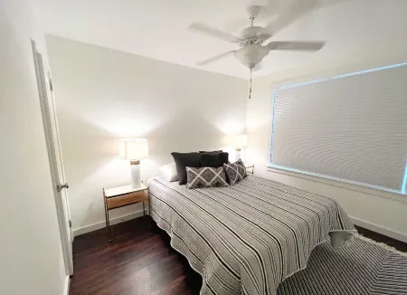 Cozy Cottage / One Block Away FromWater!