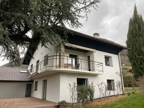 2-storey, 4-bedroom apartment in a detached house in Menthon St B