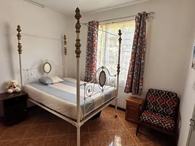 Spacious Ground Floor 2 Bedroom Home with Parking. Các khách sạn ở 