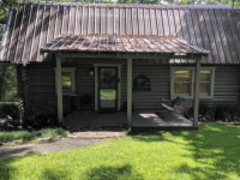 Charming Cozy 2-bedroom cabin with WiFi, in enchanting Canyon Lake on the River