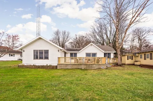 Lakefront Luxury on Lake Manitou - Modern Comforts & Stunning Views Hotels in Rochester