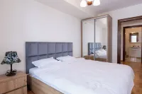 Cozy 2-bedroom apartment in charming Sibiu with WiFi, AC โรงแรมใน