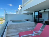 Luxury beachfront condo w/private jacuzzi Hotel a 