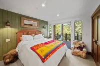 Luxury 4BR 3-Floor Sundance Home. Views. Hot Tub. pets Jeep Gladiator at airport Hotels in Sundance