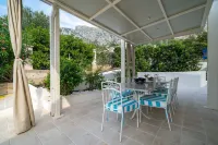 Modern vacation villa with pool / air conditioning in Blizikuce / Budva / Montenegro