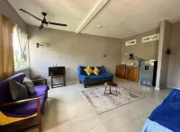 Comfortable and Cool Studio with Pool, 7 minutes from the beach!