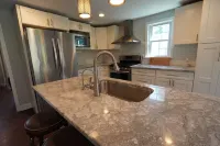 Norwalk Spacious Stay – Entire House + Fenced Yard + Parking + Laundry + Updated Hotel a Norwalk