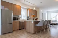 Stylish 3 bedroom townhome with rooftop patio