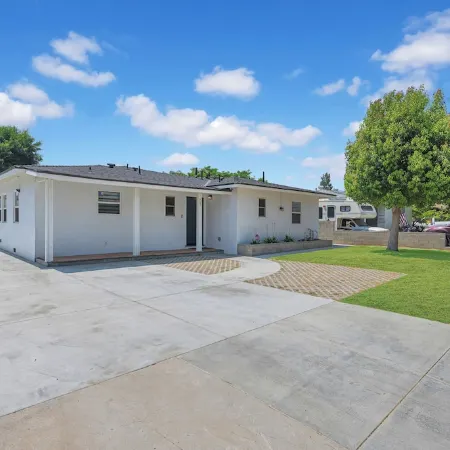 Glendora Route 66 Home Newly Renovated Spacious 4-bedroom with 6 bathrooms