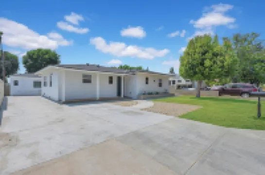Glendora Route 66 Home Newly Renovated Spacious 4-bedroom with 6 bathrooms