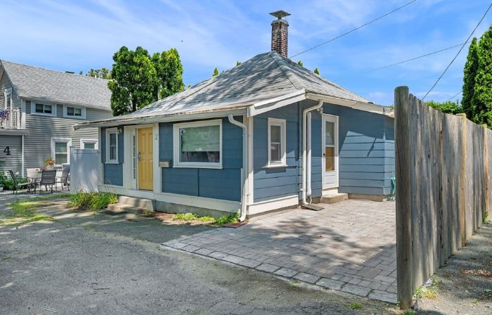 Witchy Hideaway Cottage; Close to Beaches, Salem & Train to Boston
