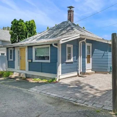 Witchy Hideaway Cottage; Close to Beaches, Salem & Train to Boston