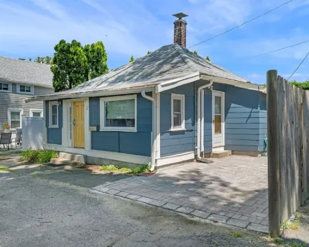 Witchy Hideaway Cottage; Close to Beaches, Salem & Train to Boston ビバリーのホテル