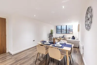 Chrome Homes - Stunning 2 Bedroom City Centre w/Free Parking/Wifi/SmartTV Hotels in Gay Village Birmingham