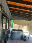 Charming studio in beautiful Hendersonville with AC, WiFi, hot tub & gated