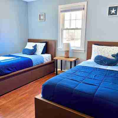 Yarmouth Cottage - Outdoor Shower + Firepit Rooms