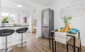 Spacious 3-Bed House with Car Park Near Heathrow