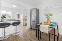 Spacious 3-Bed House with Car Park Near Heathrow فنادق في هونسلو