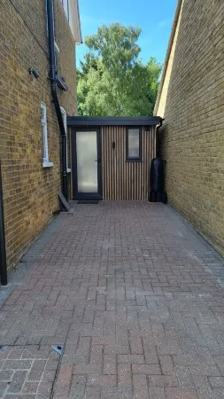 1 bed self-contained annex, with off-road parking. Отели в г. Ситтингбурн