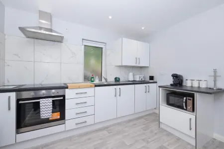 Cozy and Modern 2-Bedroom Retreat in the Heart of Downtown