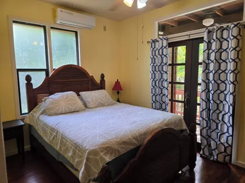 Charming bungalow with 2 bedrooms and WiFi, AC in Sandy Bay, closest to the pool