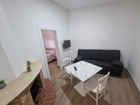 House sleeps 4 with garden by the sea