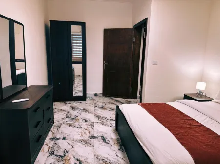 SkyBridge 2-Bedroom Apt. in central Monrovia with WiFi, Pool & Beach access. Отели в г. Грэйтер Монровия