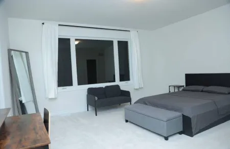Newly Built Spacious Retreat: 3BDR & 2.5 Bath Отели рядом со станцией Pickering GO