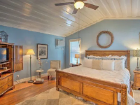 Adorable French Country Cottage Getaway - King Bed, Tub, Fireplace, Bikes Hotels in Jefferson