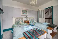 Large Victorian family home, hot tub, 5 min walk to beach, pets, sleeps 11, BBQ