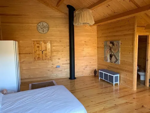 Wooden cabin with isothermal cave next to the chicamo river