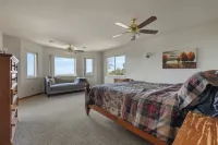 Charming 6-bedroom cabin with stunning views!