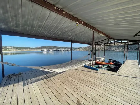 Lake Travis Home, waterfront property, 4 bed 3 bath, Austin Отели в г. Гудзон Бенд