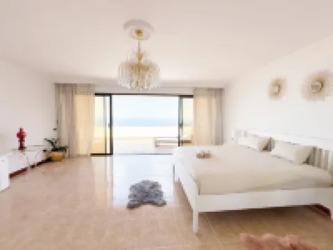 Villa with spa facilities(sauna, floating tankoutdoor heated jacuzzi with BBQ