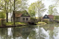 Country house on beautiful waterfront park Hotels in Westerbork