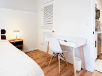Clean and Charming Hilltop Guesthouse with 1-King bed, Central AC and Heating Hotels in Kenmore