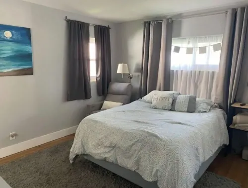 Beautiful Coastal Beach Home - 2 min walk to Beach- 4 bedroom 3 bath 2 masters!