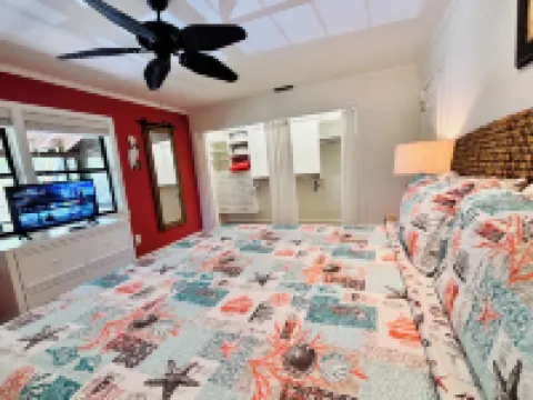 Tropical 2BR Oasis w/ Pool/Kayaks/Bikes/Grill