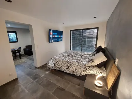 Les Abeilles du Mont D'or, Classée 5 Étoiles, Piscine Chauffée, Spa et Sauna Отели в г. Маноск