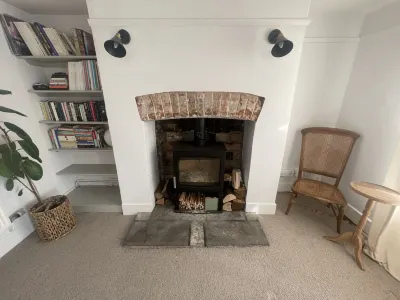 Delightful 2 bed cottage near airport with Free Parking and Wi-fi Hotels in 